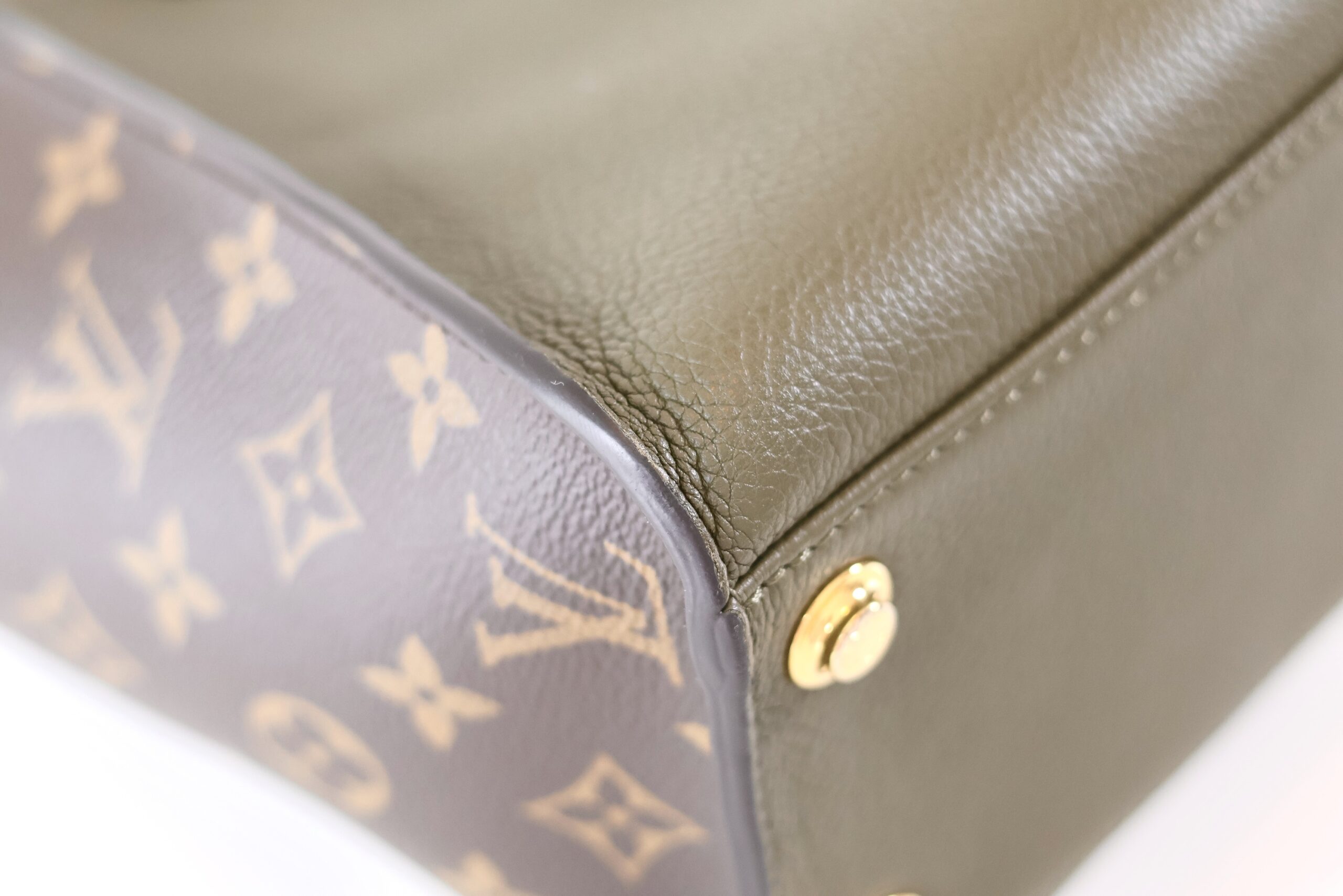 Louis Vuitton On My Side MM - Image 7