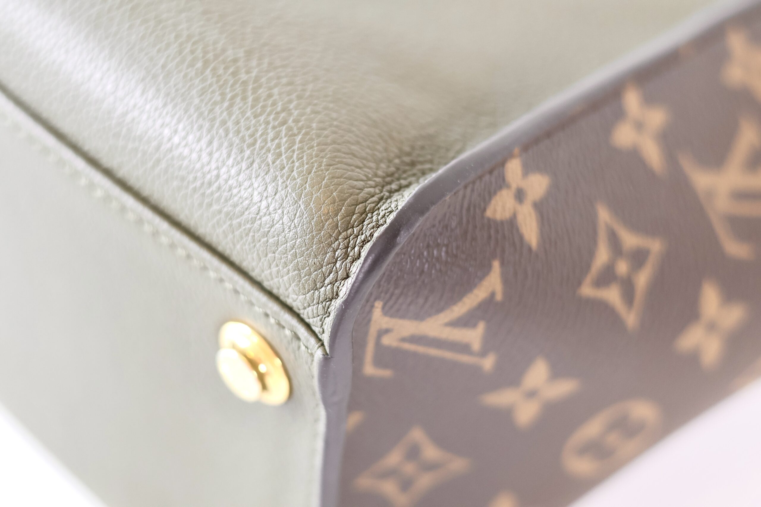 Louis Vuitton On My Side MM - Image 8