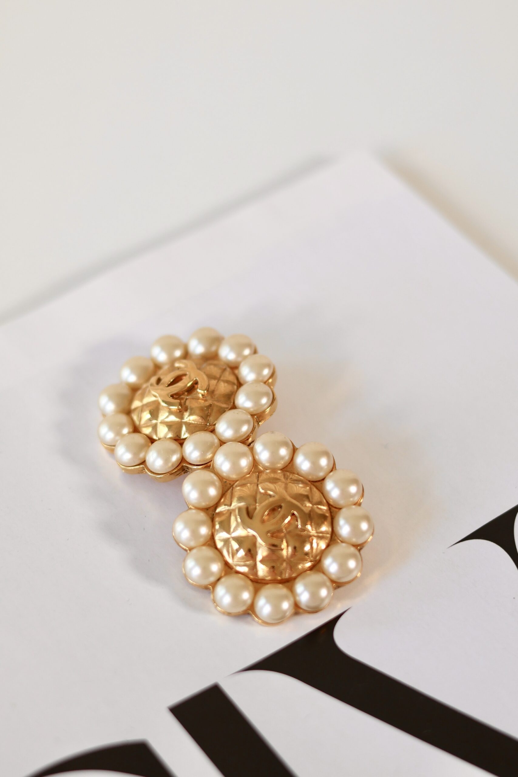 Chanel CC vintage pearl earrings - Image 2