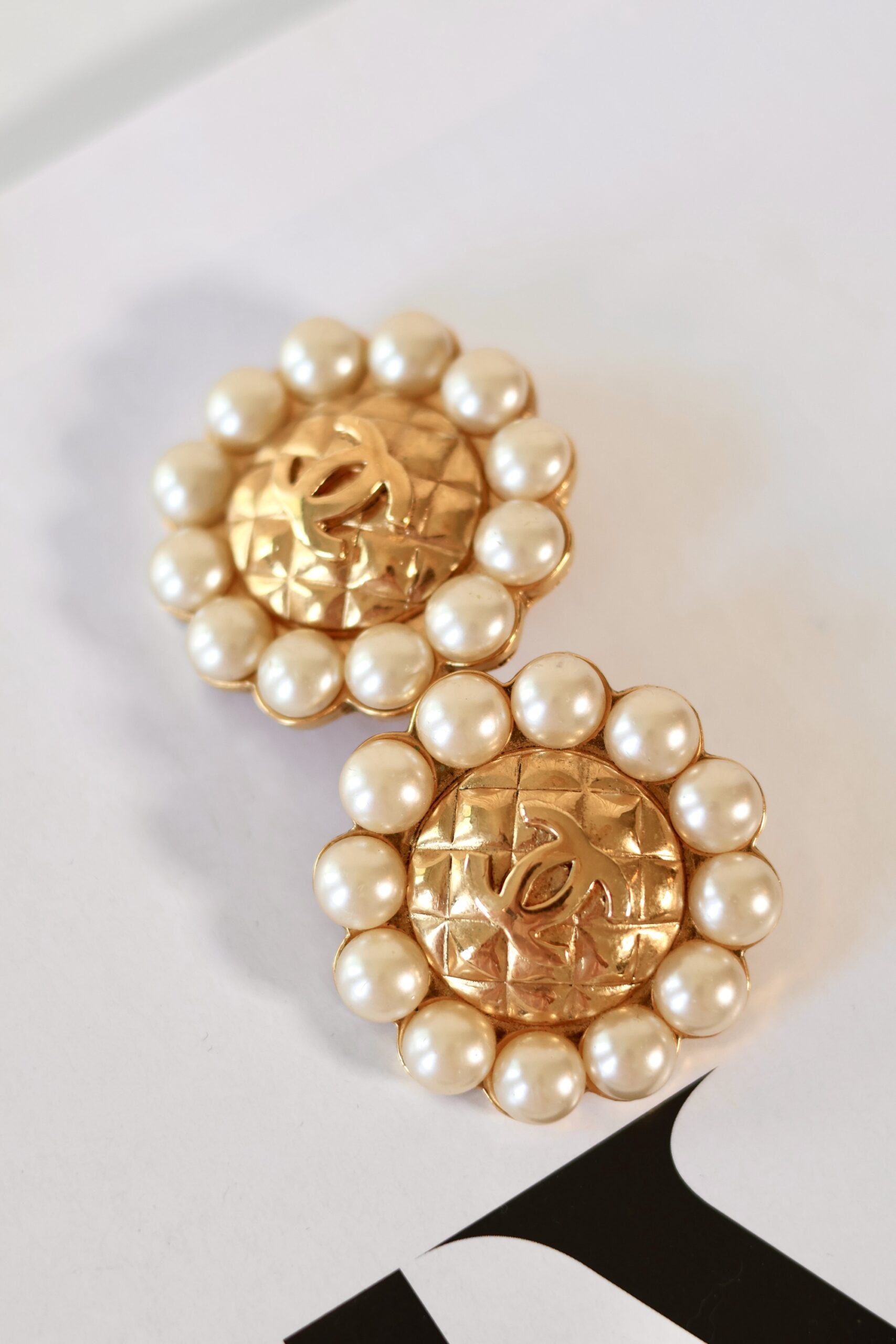 Chanel CC vintage pearl earrings - Image 3