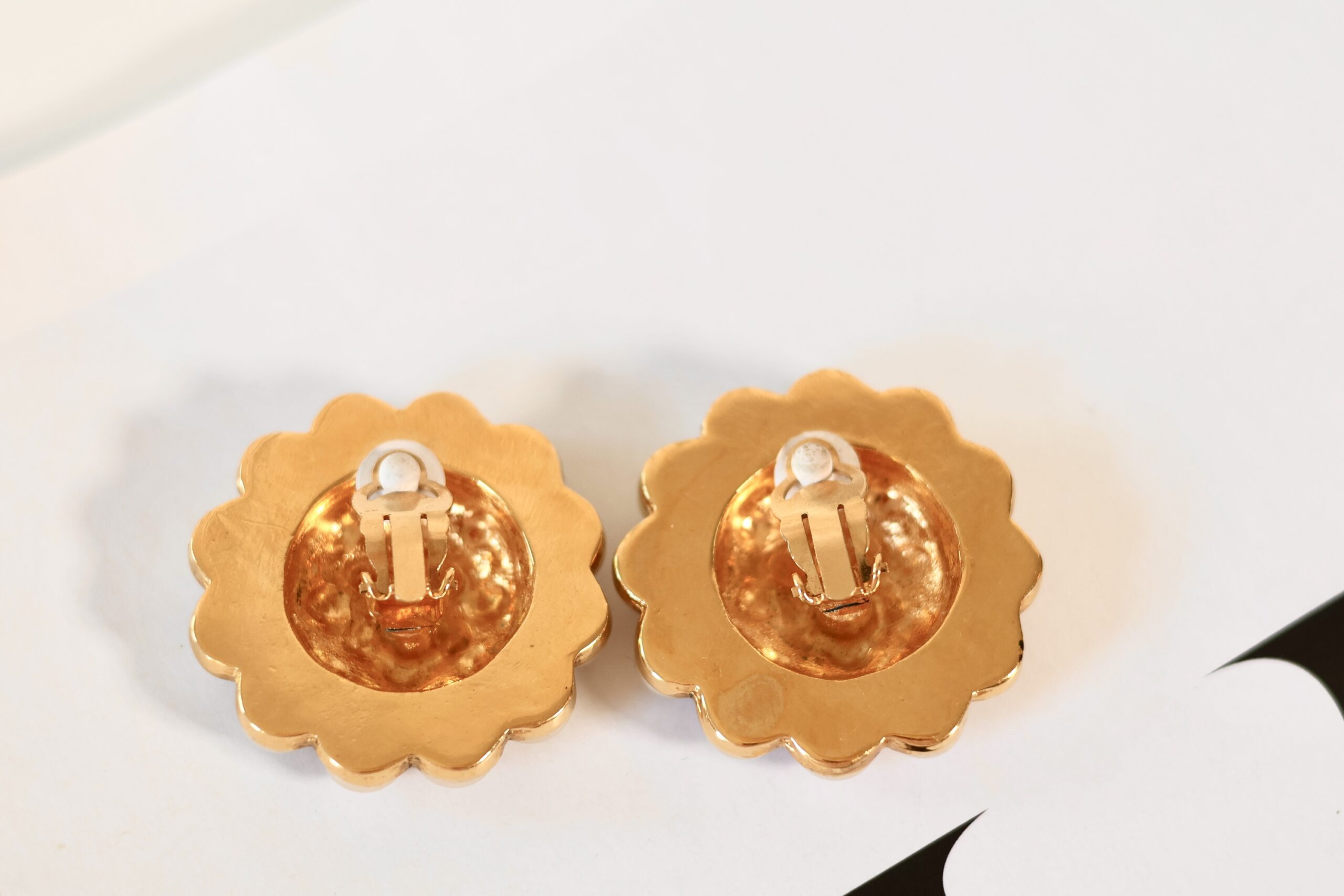 Chanel CC vintage pearl earrings - Image 4