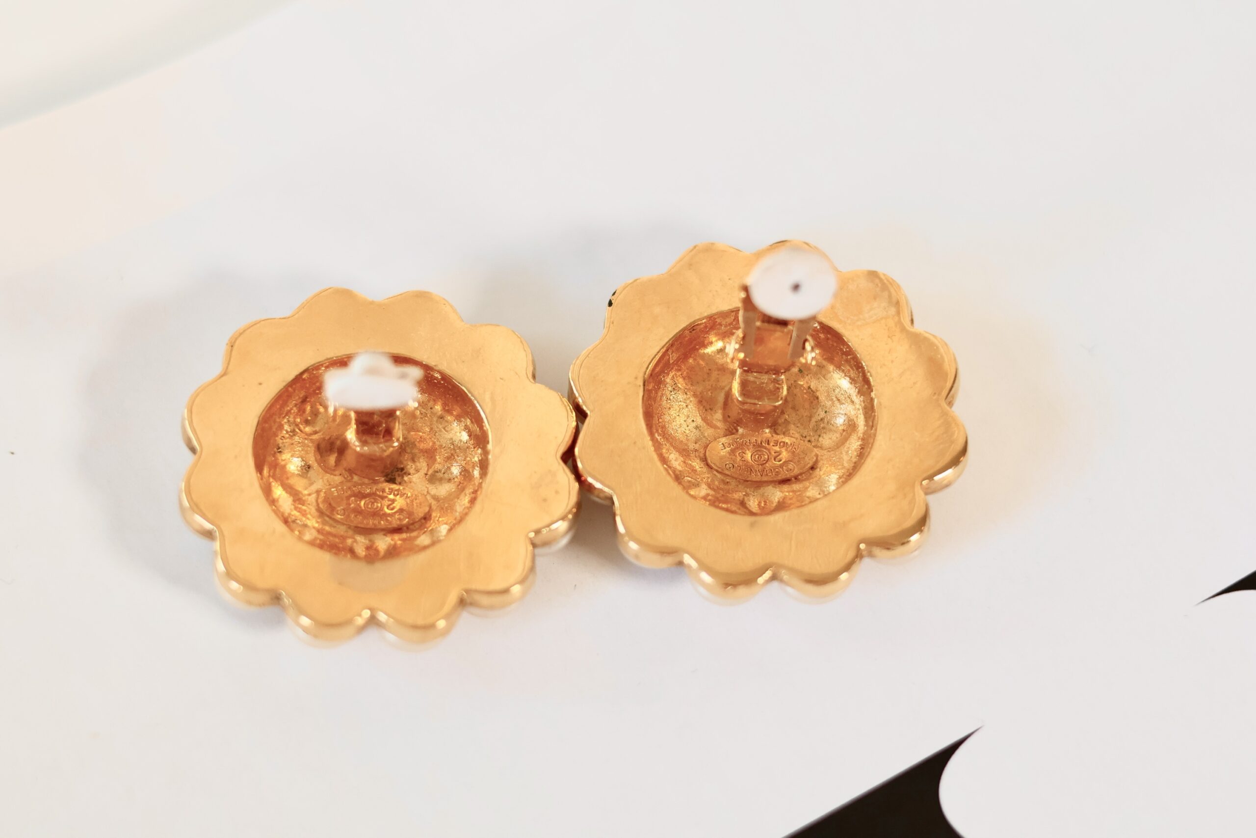 Chanel CC vintage pearl earrings - Image 5